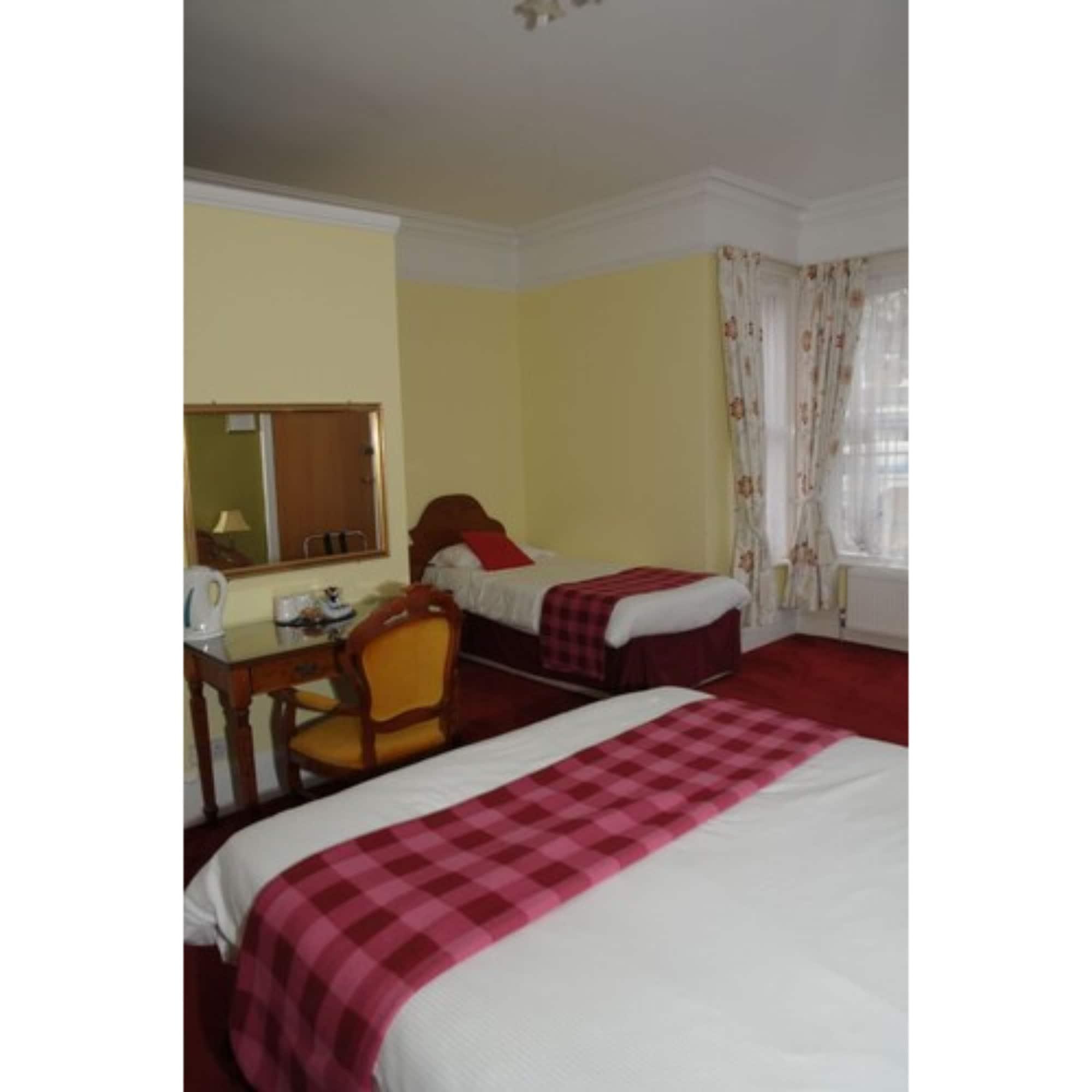 Wimblehurst Hotel Хоршам Экстерьер фото