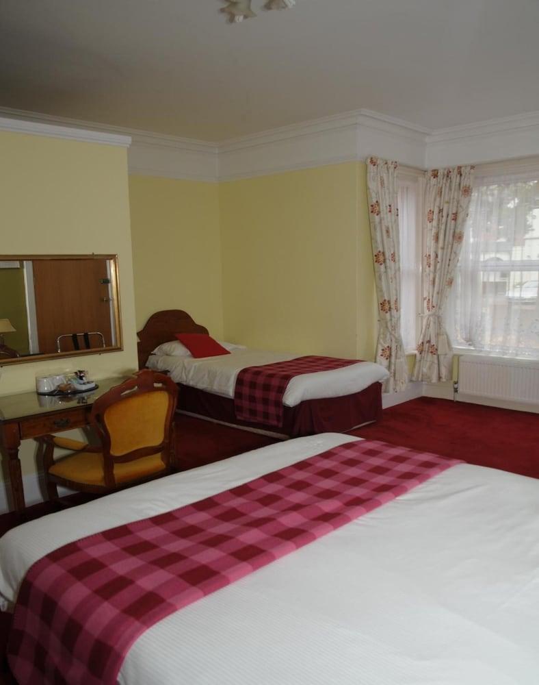 Wimblehurst Hotel Хоршам Экстерьер фото