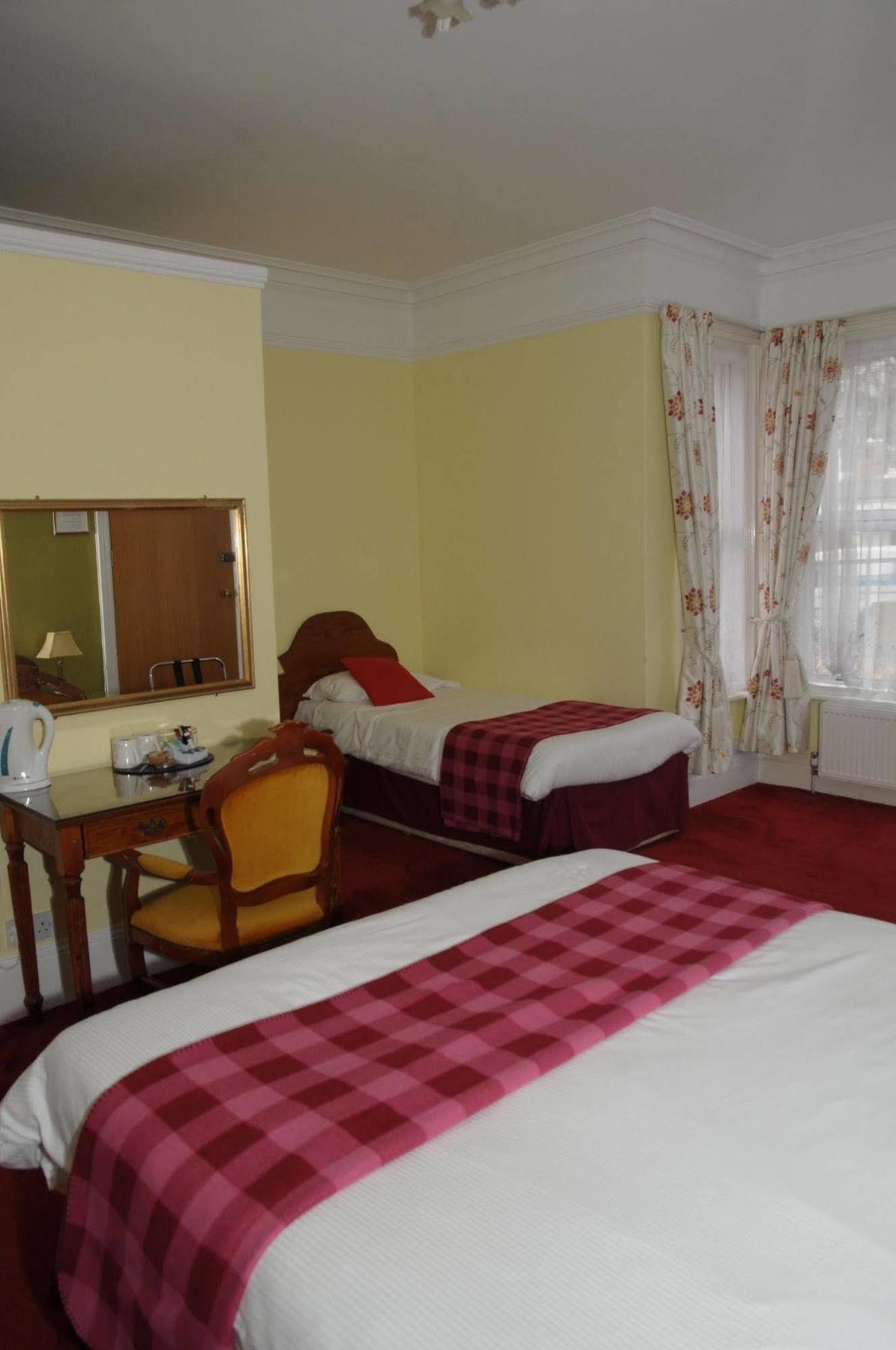 Wimblehurst Hotel Хоршам Экстерьер фото